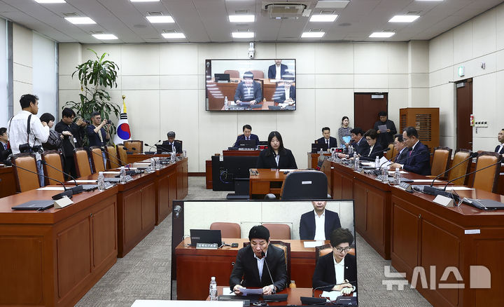 [서울=뉴시스] 김근수 기자 = 11일 오후 서울 여의도 국회에서 제435-1차 국방위원회 전체회의가 열리고 있다. 이날 회의는 나무호 피격 관련 긴급현안질의를 위해 개의됐다. 2026.05.11. ks@newsis.com