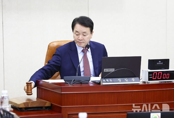 [서울=뉴시스] 김근수 기자 = 성일종 국회 국방위원회 위원장이 11일 오후 서울 여의도 국회에서 열린 제435-1차 국방위원회 전체회의를 개의하고 있다. 이날 회의는 나무호 피격 관련 긴급현안질의를 위해 개의됐다. 2026.05.11. ks@newsis.com