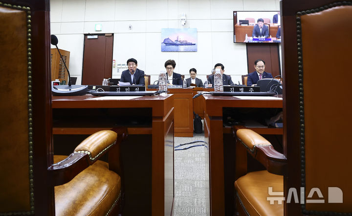 [서울=뉴시스] 김근수 기자 = 11일 오후 서울 여의도 국회에서 제435-1차 국방위원회 전체회의가 열리고 있는 가운데 여당 자리가 비어 있다.&nbsp; 이날 회의는 나무호 피격 관련 긴급현안질의를 위해 개의됐다. 2026.05.11. ks@newsis.com