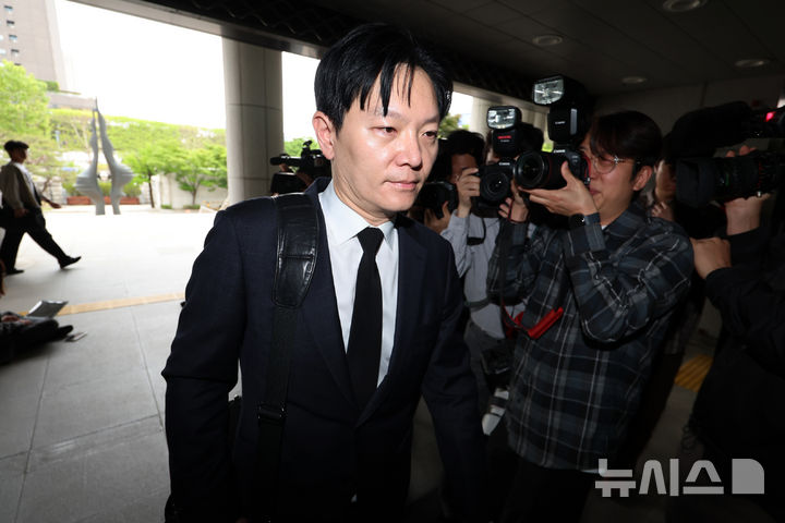 [서울=뉴시스] 조성우 기자 = 박상용 인천지검 부부장검사가 11일 서울 서초구 대검찰청에서 열리는 이른바 '연어 술파티 진술 회유 의혹'과 관련한 자신의 징계 여부를 논의하는 대검찰청 감찰위원회 회의에 출석을 자청하며 민원실로 향하고 있다. 2026.05.11. xconfind@newsis.com