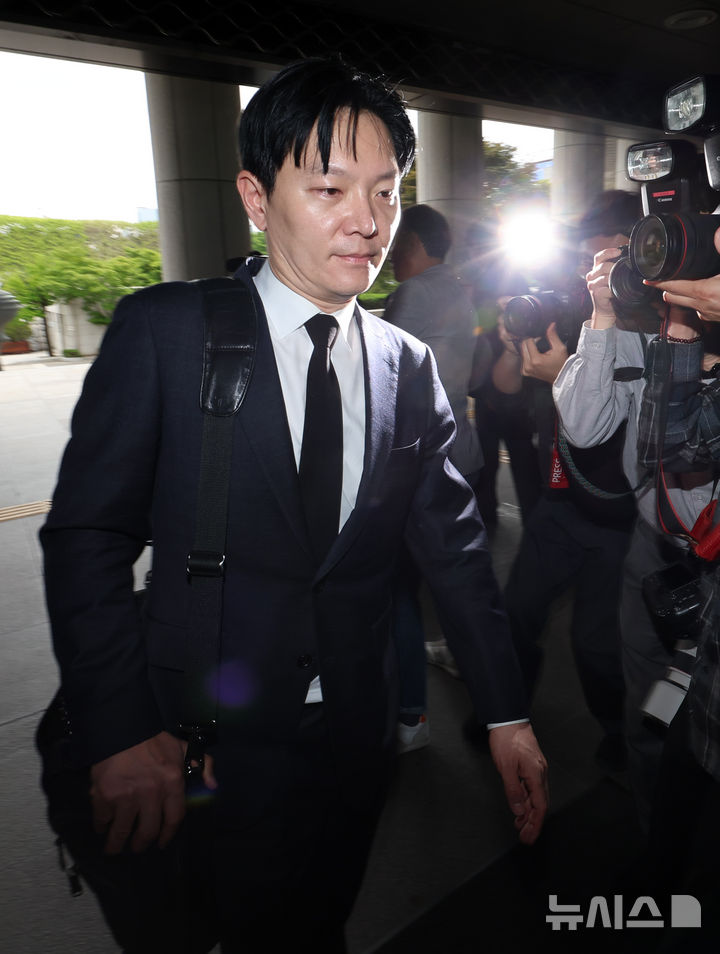[서울=뉴시스] 조성우 기자 = 박상용 인천지검 부부장검사가 11일 서울 서초구 대검찰청에서 열리는 이른바 '연어 술파티 진술 회유 의혹'과 관련한 자신의 징계 여부를 논의하는 대검찰청 감찰위원회 회의에 출석을 자청하며 민원실로 향하고 있다. 2026.05.11. xconfind@newsis.com