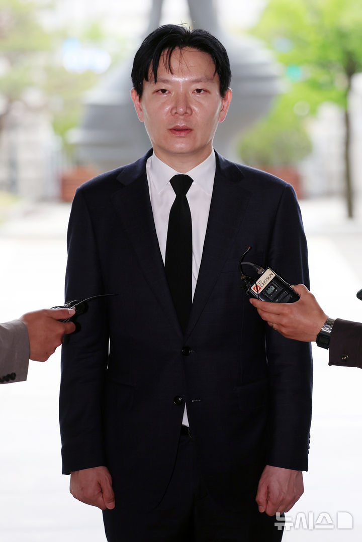 [서울=뉴시스] 조성우 기자 = 박상용 인천지검 부부장검사가 11일 서울 서초구 대검찰청에서 열리는 이른바 '연어 술파티 진술 회유 의혹'과 관련한 자신의 징계 여부를 논의하는 대검찰청 감찰위원회 회의에 출석을 자청하며 취재진 질문에 답하고 있다. 2026.05.11. xconfind@newsis.com
