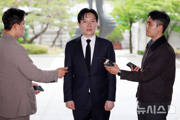 [서울=뉴시스] 조성우 기자 = 박상용 인천지검 부부장검사가 11일 서울 서초구 대검찰청에서 열리는 이른바 '연어 술파티 진술 회유 의혹'과 관련한 자신의 징계 여부를 논의하는 대검찰청 감찰위원회 회의에 출석을 자청하며 취재진 질문에 답하고 있다. 2026.05.11. xconfind@newsis.com