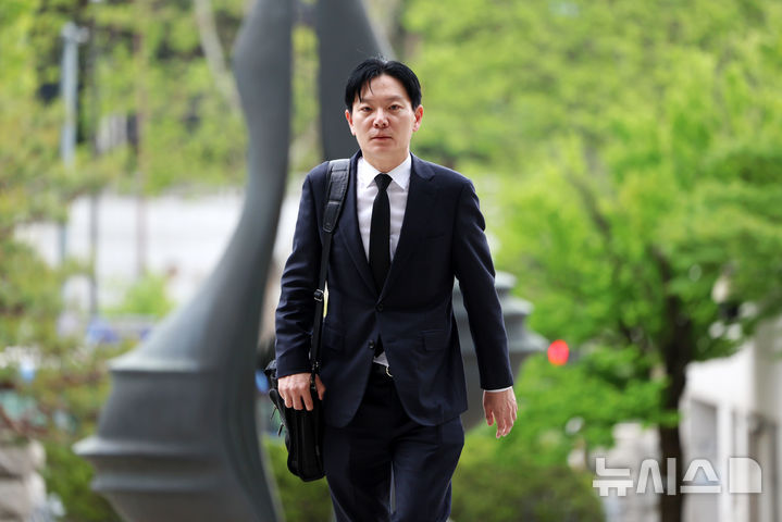 [서울=뉴시스] 조성우 기자 = 박상용 인천지검 부부장검사가 11일 서울 서초구 대검찰청에서 열리는 이른바 '연어 술파티 진술 회유 의혹'과 관련한 자신의 징계 여부를 논의하는 대검찰청 감찰위원회 회의에 출석을 자청하며 민원실로 향하고 있다. 2026.05.11. xconfind@newsis.com
