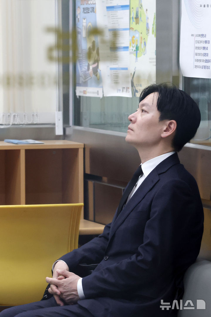 [서울=뉴시스] 조성우 기자 = 박상용 인천지검 부부장검사가 11일 서울 서초구 대검찰청에서 열리는 이른바 '연어 술파티 진술 회유 의혹'과 관련한 자신의 징계 여부를 논의하는 대검찰청 감찰위원회 회의에 출석을 자청하며 민원실에서 대기하고 있다. 2026.05.11. xconfind@newsis.com