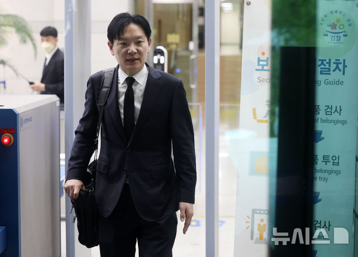 [서울=뉴시스] 조성우 기자 = 박상용 인천지검 부부장검사가 11일 서울 서초구 대검찰청에서 열리는 이른바 '연어 술파티 진술 회유 의혹'과 관련한 자신의 징계 여부를 논의하는 대검찰청 감찰위원회 회의에 출석을 자청하며 민원실로 향하고 있다. 2026.05.11. xconfind@newsis.com