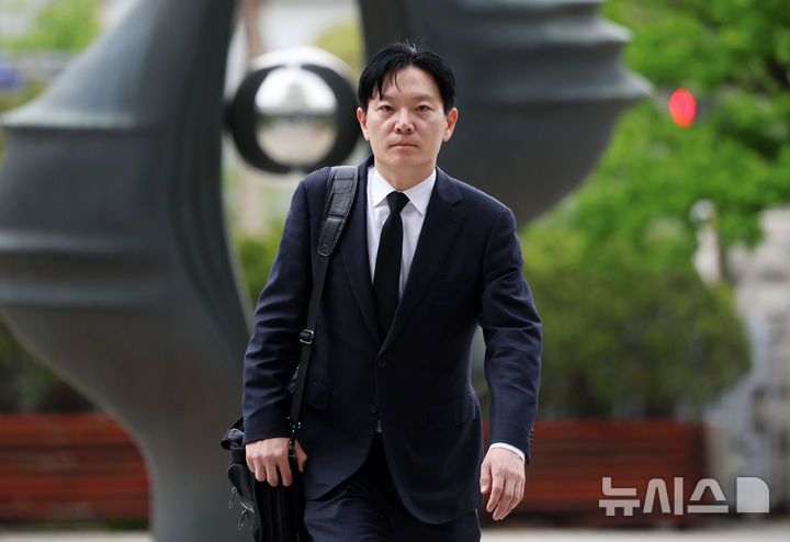 [서울=뉴시스] 조성우 기자 = 박상용 인천지검 부부장검사가 11일 서울 서초구 대검찰청에서 열리는 이른바 '연어 술파티 진술 회유 의혹'과 관련한 자신의 징계 여부를 논의하는 대검찰청 감찰위원회 회의에 출석을 자청하며 민원실로 향하고 있다. 2026.05.11. xconfind@newsis.com