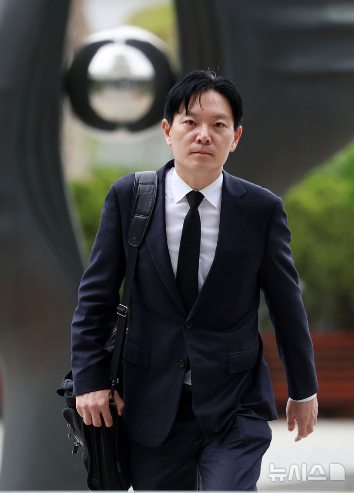 [서울=뉴시스] 조성우 기자 = 박상용 인천지검 부부장검사가 11일 서울 서초구 대검찰청에서 열리는 이른바 '연어 술파티 진술 회유 의혹'과 관련한 자신의 징계 여부를 논의하는 대검찰청 감찰위원회 회의에 출석을 자청하며 민원실로 향하고 있다. 2026.05.11. xconfind@newsis.com