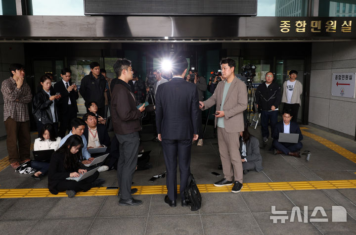 [서울=뉴시스] 조성우 기자 = 박상용 인천지검 부부장검사가 11일 서울 서초구 대검찰청에서 열리는 이른바 '연어 술파티 진술 회유 의혹'과 관련한 자신의 징계 여부를 논의하는 대검찰청 감찰위원회 회의에 출석을 자청하며 취재진 질문에 답하고 있다. 2026.05.11. xconfind@newsis.com