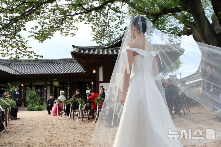 [나주=뉴시스] 지난해 나주목사내아 금학헌에서 진행한 나만의 특별한 결혼식 모습. (사진=나주시 제공. 기사와 직접 관련이 없습니다.) 2026.06.19. photo@newsis.com