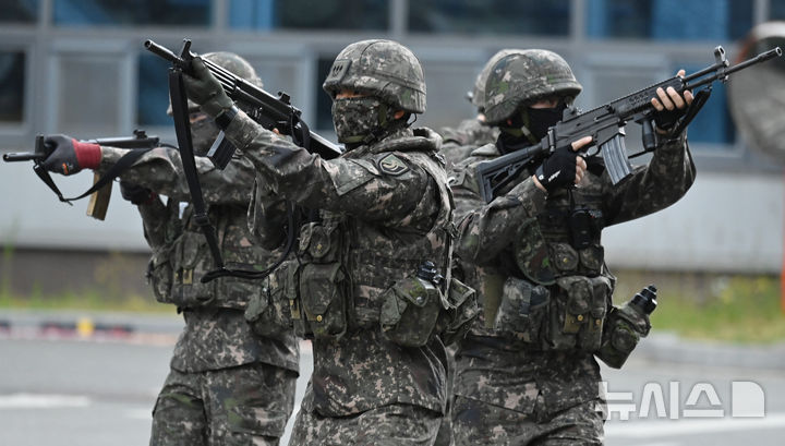 [화성=뉴시스] 김종택기자 = 11일 경기 화성시 한국지역난방공사 동탄지사에서 열린 대침투종합훈련에서 육군 51사단 장병들이 테러범을 진압하기 위해 기동 훈련을 하고 있다. 2026.05.11. jtk@newsis.com
