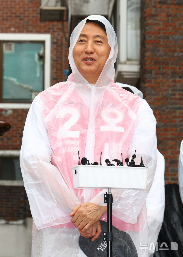 [서울=뉴시스] 황준선 기자 = 오세훈 국민의힘 서울시장 후보가 11일 오후 서울 구로구 고척동 주택가에서 부동산지옥 시민대책회의 기자회견을 열고 발언하고 있다. 2026.05.11. hwang@newsis.com