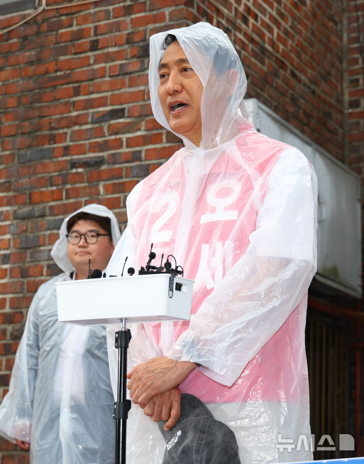 [서울=뉴시스] 황준선 기자 = 오세훈 국민의힘 서울시장 후보가 11일 오후 서울 구로구 고척동 주택가에서 부동산지옥 시민대책회의 기자회견을 열고 발언하고 있다. 2026.05.11. hwang@newsis.com