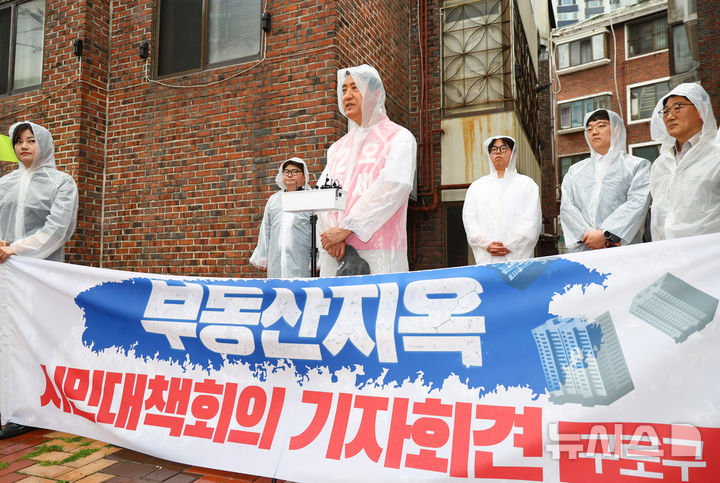 [서울=뉴시스] 황준선 기자 = 오세훈 국민의힘 서울시장 후보가 11일 오후 서울 구로구 고척동 주택가에서 부동산지옥 시민대책회의 기자회견을 열고 발언하고 있다. 2026.05.11. hwang@newsis.com