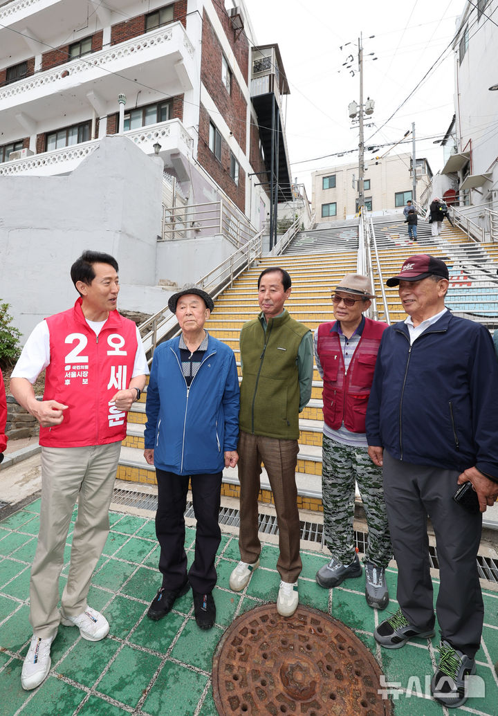 [서울=뉴시스] 황준선 기자 = 오세훈 국민의힘 서울시장 후보가 11일 오후 서울 구로구 고척동 고지대 이동편의시설 설치 대상지를 찾아 주민들과 대화하고 있다. 2026.05.11. hwang@newsis.com