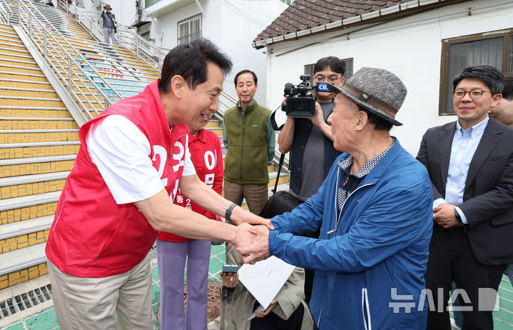 [서울=뉴시스] 황준선 기자 = 오세훈 국민의힘 서울시장 후보가 11일 오후 서울 구로구 고척동 고지대 이동편의시설 설치 대상지를 찾아 주민과 인사하고 있다. 2026.05.11. hwang@newsis.com