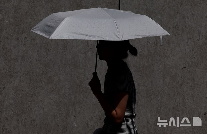 [대구=뉴시스] 이무열 기자 = 대구 낮 최고기온이 26도까지 오르며 초여름 날씨를 보인 11일 대구 중구 동성로에서 한 시민이 양산을 들고 이동하고 있다. 2026.05.11. lmy@newsis.com