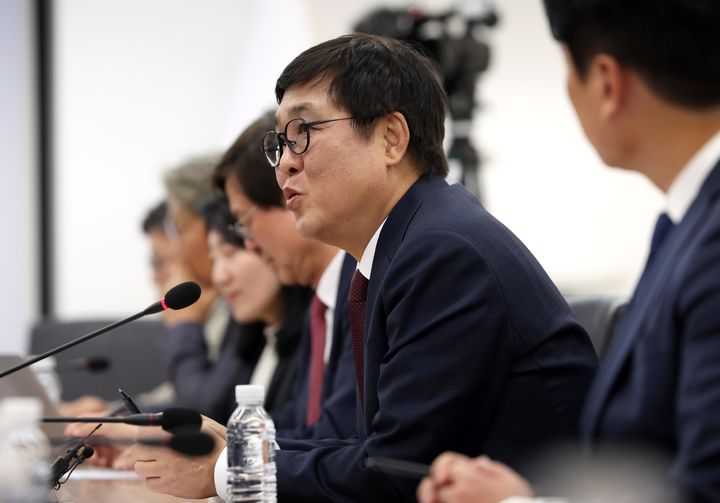 [서울=뉴시스] 최휘영 문화체육관광부 장관이 11일 서울 종로구 국립현대미술관 서울관에서 프로축구 성장위원회 전체 회의를 열고 프로축구의 지속 가능한 성장을 위한 현장 과제와 정책화 방향에 대해 논의하고 있다. (사진=문화체육관광부 제공) 2026.05.11. photo@newsis.com *재판매 및 DB 금지