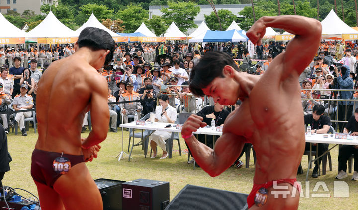 [공주=뉴시스] 강종민 기자 = 11일 충남 공주시 사곡면 중앙소방학교에서 열린 전국소방기술경연대회 몸짱 소방관 경연대회에서 참가자들이 멋진 근육질 몸매를 뽐내고 있다. 2026.05.11. ppkjm@newsis.com