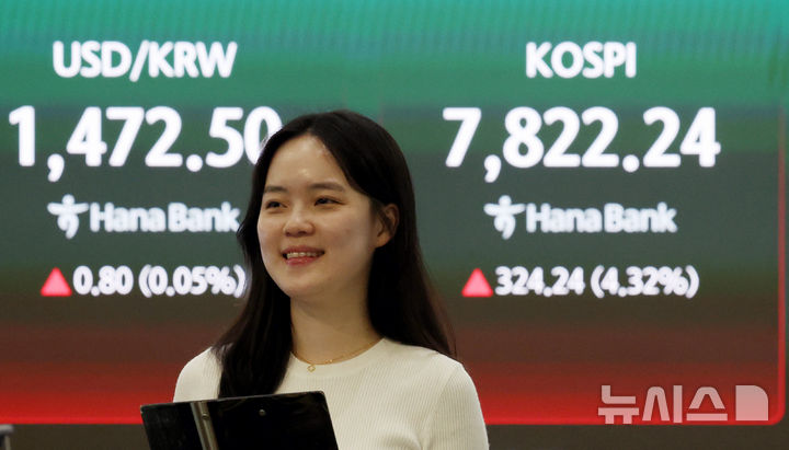 [서울=뉴시스] 김진아 기자 = 코스피가 사상 최초로 7800선을 돌파한 11일 서울 중구 하나은행 딜링룸에서 딜러들이 업무를 보고 있다. 코스피는 전 거래일(7498.00)보다 324.24포인트(4.32%) 상승한 7822.24에, 코스닥 지수는 전 거래일(1207.72)보다 0.38포인트(0.03%) 내린 1207.34에 거래를 마쳤다. 2026.05.11. bluesoda@newsis.com