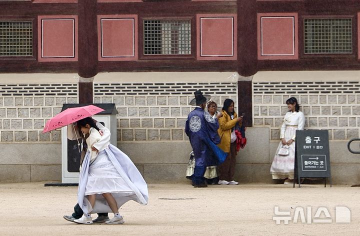 [서울=뉴시스] 김명년 기자 = 비가 내린 11일 오후 서울 종로구 경북궁에서 시민이 우산을 쓰고 이동하고 있다. 2026.05.11. kmn@newsis.com