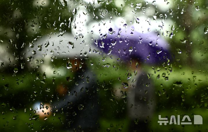 [서울=뉴시스] 김명년 기자 = 비가 내린 11일 오후 서울 종로구 광화문광장에서 시민이 우산을 쓰고 이동하고 있다. 2026.05.11. kmn@newsis.com