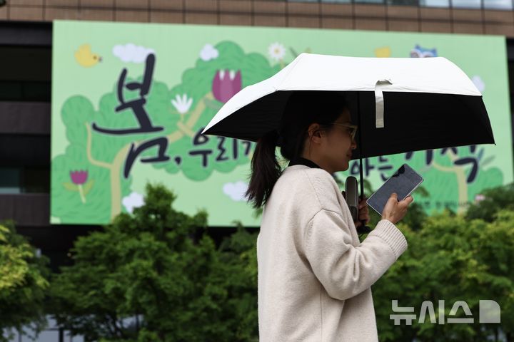 [서울=뉴시스] 김명년 기자 = 비가 내린 11일 오후 서울 종로구 광화문광장에서 시민이 우산을 쓰고 이동하고 있다. 2026.05.11. kmn@newsis.com