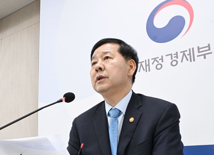 [서울=뉴시스] 구윤철 부총리 겸 재정경제부 장관이 11일 오후 세종시 정부세종청사에서 열린 출입기자간담회에서 발언하고 있다. (사진=재정경제부 제공) 2026.05.11. photo@newsis.com *재판매 및 DB 금지