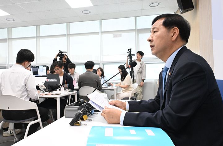 [서울=뉴시스] 구윤철 부총리 겸 재정경제부 장관이 11일 오후 세종시 정부세종청사에서 열린 출입기자간담회에서 발언하고 있다. (사진=재정경제부 제공) 2026.05.11. photo@newsis.com *재판매 및 DB 금지