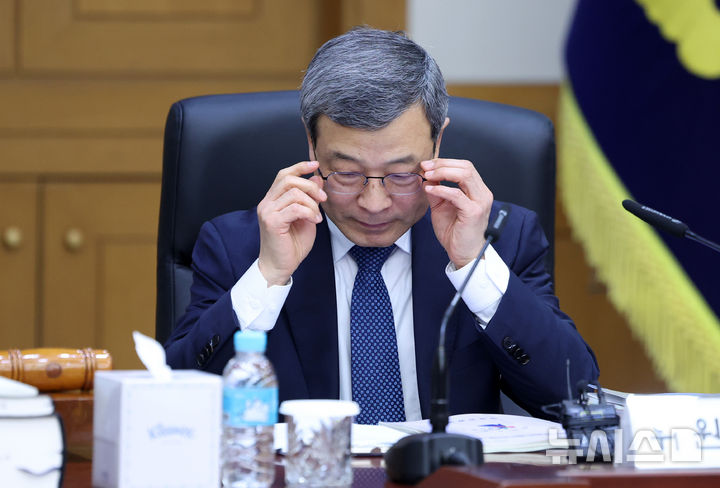 [서울=뉴시스] 조성우 기자 = 이동원 양형위원회 위원장이 11일 오후 서울 서초구 대법원에서 열린 양형위원회 제145차 전체회의에서 자료를 보고 있다.양형위는 이날 과실치사상·산업안전보건범죄 양형기준 설정 범위와 유형 분류 등을 논의할 예정이다. 2026.05.11. xconfind@newsis.com