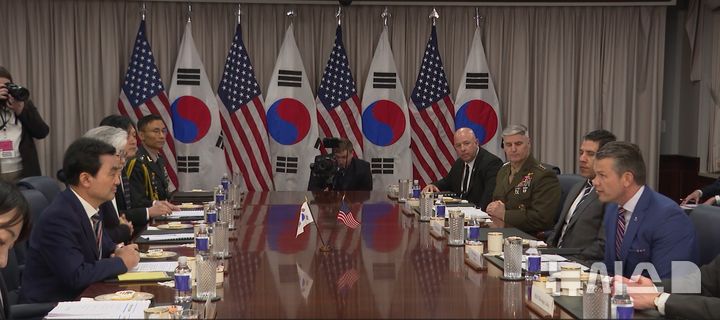 [워싱턴=뉴시스]안규백 국방부 장관과 피트 헤그세스 미 국방장관이 11일(현지 시간) 미 국방부 청사에서 한미 국방장관회담을 시작하고 있다. (사진=워싱턴공동취재단). 2026.05.12.