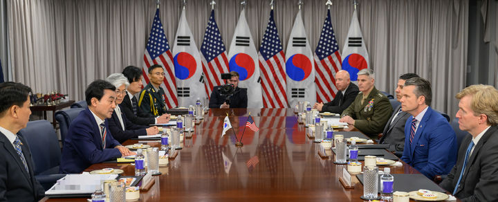 [워싱턴=뉴시스]안규백 국방부 장관과 피트 헤그세스 미국 국방장관이 11일(현지 시간) 미 워싱턴DC 인근 국방부 청사에서 만나 한미 국방장관 회담을 개최했다. (사진=국방부 제공). 2026.05.12. *재판매 및 DB 금지