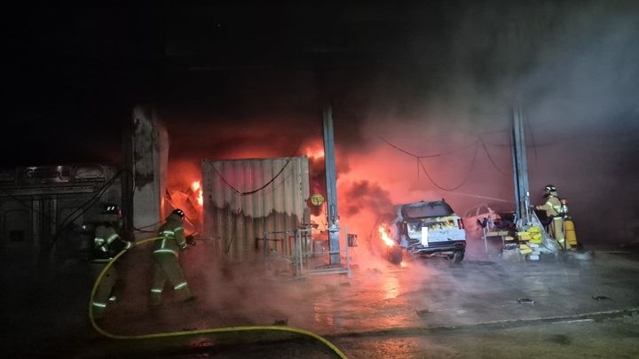 [태안=뉴시스] 12일 오전 3시32분께 충남 태안군 안면읍 승언리의 한 자동차공업사에서 불이 나 소방대원이 진화에 나서고 있다. (사진=태안소방서 제공) 2026.05.12. photo@newsis.com *재판매 및 DB 금지