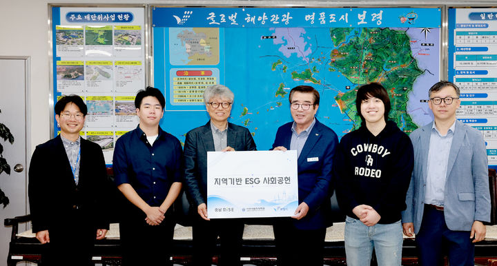 [보령=뉴시스] 김동일(오른쪽 세번째) 충남 보령시장과 아주자동차대 관계자들 기념촬영. (사진=보령시청 제공) 2026.05.12. photo@newsis.com *재판매 및 DB 금지