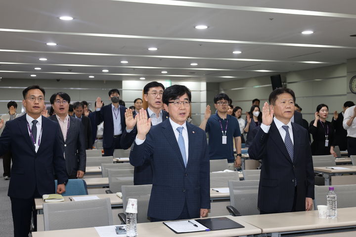 [서울=뉴시스] 청렴 선언문을 낭독하고 있는 소상공인시장진흥공단 임직원들과 인태연(앞줄 왼쪽) 이사장. (사진=소상공인시장진흥공단 제공) 2026.05.12. photo@newsis.com *재판매 및 DB 금지