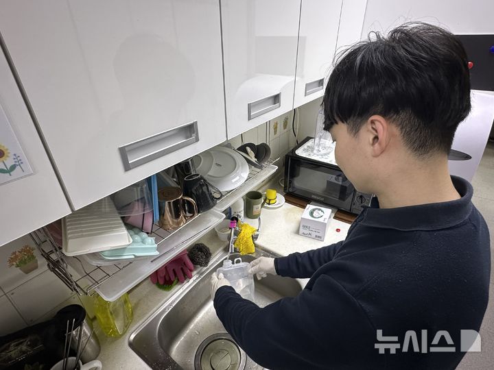 [군포=뉴시스] 담당 공무원이 '우리집 수돗물 안심확인제' 운영에 따른 수질 검사를 위해 가정 집에서 직접 채수를 하고 있다. (사진=군포시 제공) 2026.05.12. photo@newsis.com 