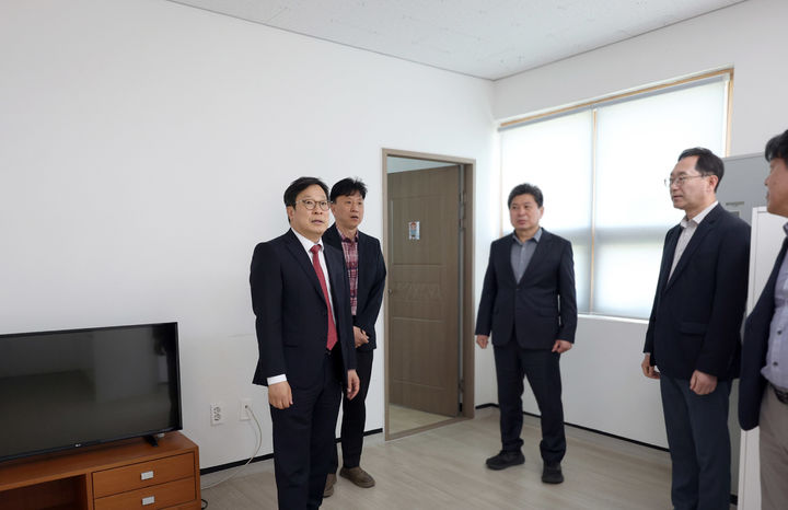  [서울=뉴시스] 박인환 우정사업본부장(왼쪽)이 지난 11일 전북 무주군 관계자들과 무풍우체국 이전 장소인 의용소방대 유휴공간을 살펴보고 있다. (사진=우본 제공) 2026.05.12. photo@newsis.com *재판매 및 DB 금지