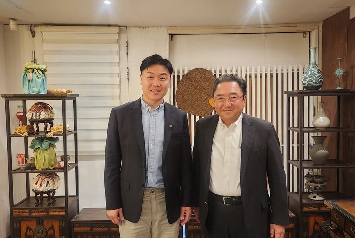 [서울=뉴시스] 원윤종 국제올림픽위원회(IOC) 선수위원과 기타노 다카히로 일본 봅슬레이·루지·스켈레톤 연맹 회장(오른쪽). (사진=대한대한봅슬레이스켈레톤경기연맹 페이스북 캡처) *재판매 및 DB 금지