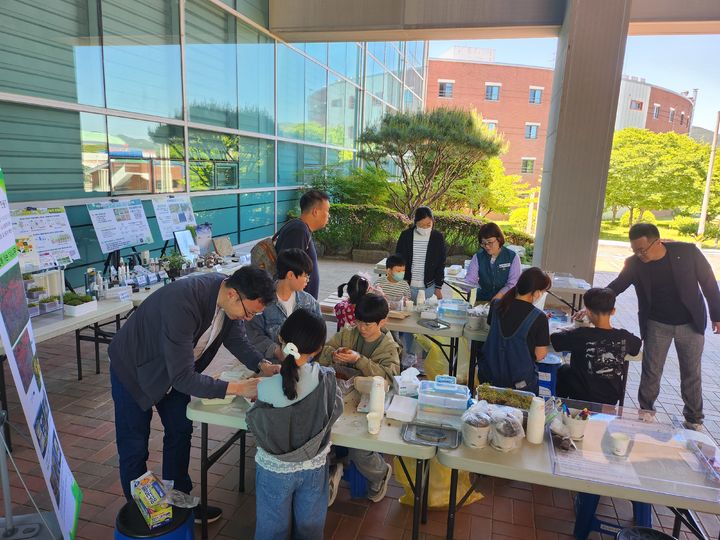 [진주=뉴시스] 경남 진주 산림과학원 산림 바이오소재연구소, 산림생물다양성 인식 확산 행사. (사진=산림과학원 제공) 2026.05.12. photo@newsis.com *재판매 및 DB 금지