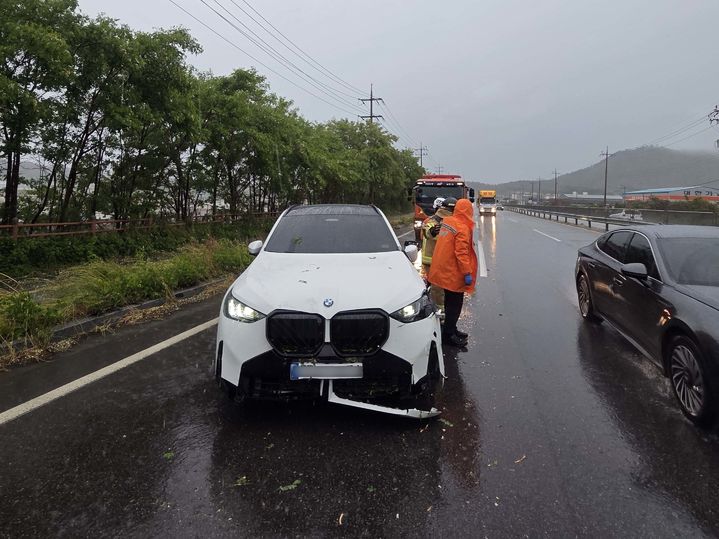 [영암=뉴시스] 12일 오전 7시58분께 전남 영암군 삼호읍 용당리의 한 도로에서 빗길에 승용차가 미끄러지는 단독 사고가 나 소방 당국이 조치를 취하고 있다. (사진=전남소방본부 제공) 2026.05.12. photo@newsis.com *재판매 및 DB 금지