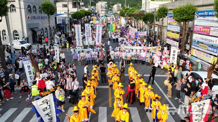 [음성=뉴시스] 지난해 음성품바축제 전국 품바 길놀이퍼레이드 모습