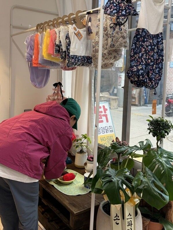 [세종=뉴시스] 농림축산식품부는 지역 소멸 위기 극복을 위해 추진 중인 '농어촌 기본소득 시범사업'이 시행 초반부터 지역사회에 긍정적인 변화를 일으키고 있다고 12일 밝혔다. 사진은 청양군 반려동물 용품점 창업. (사진=농식품부 제공) 2026.05.12. photo@newsis.com *재판매 및 DB 금지