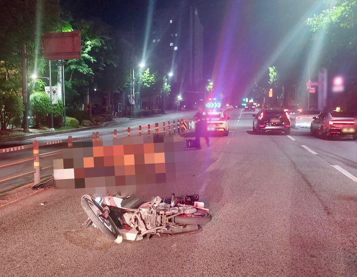 [부산=뉴시스] 12일 오전 부산 연제구의 한 도로에서 A(40대)씨가 몰던 오토바이가 중앙분리대를 들이받았다. (사진=부산경찰청 제공) 2026.05.12. photo@newsis.com *재판매 및 DB 금지
