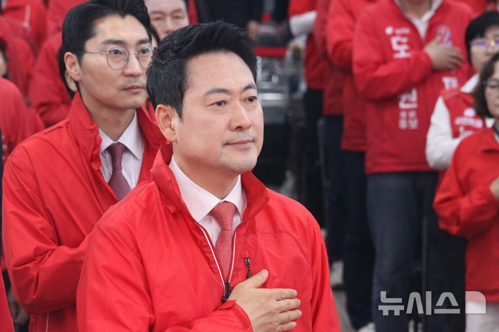 [천안=뉴시스] 최영민 기자=장동혁 국민의힘 대표가 12일 충남 천안시 백석동 김태흠 충남도지사 후보 선거사무소에서 열린 충남도당 지방선거 필승결의대회에서 국민의례를 하고 있다. 2026.05.12 ymchoi@newsis.com