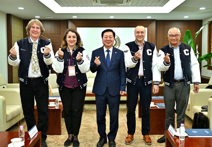 [대전=뉴시스] 충남대 'CNU 글로벌 연구 홍보대사'로 위촉식 기념촬영. (사진=충남대 제공) 2026.05.12. photo@newsis.com *재판매 및 DB 금지