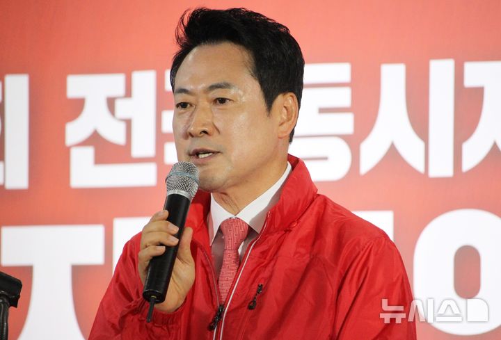 [천안=뉴시스] 최영민 기자 = 장동혁 국민의힘 대표가 12일 충남 천안시 백석동 김태흠 충남도지사 후보 선거사무소에서 열린 충남도당 필승결의대회에 참석해 인사말을 하고 있다. 2026.05.12 ymchoi@newsis.com