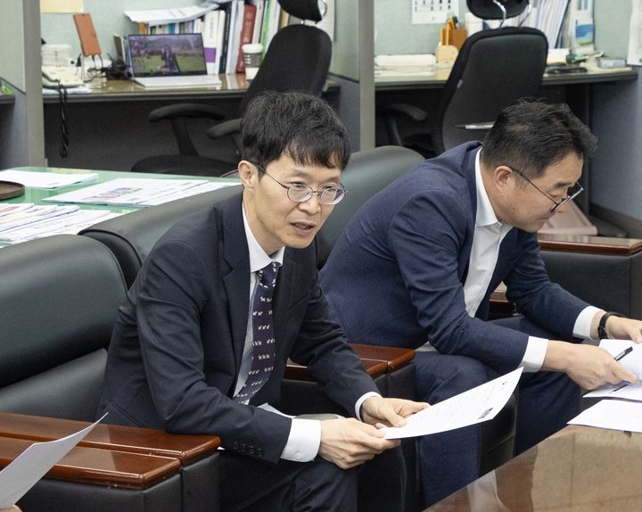 [대전=뉴시스] 강성민 조달청(왼쪽) 차장이 12일 정부대전청사 기자실에서 '벤처나라 등록 물품·서비스 지정 관리 규정' 개정에 대해 설명하고 있다.(사진=조달청 제공) *재판매 및 DB 금지