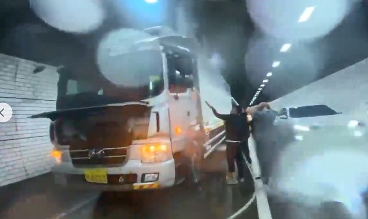 [부산=뉴시스] 11일 오후 경남 밀양시 고정1터널을 달리던 8t짜리 냉동탑차에서 불이 나 현장에 있던 소방관 5명이 대응에 나섰다. (사진=부산소방재난본부 제공) 2026.05.12. photo@newsis.com *재판매 및 DB 금지