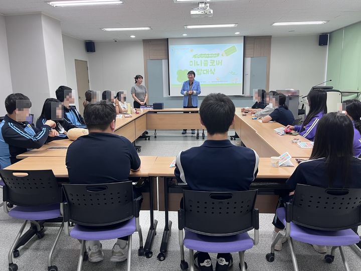 [대전=뉴시스]대전충남도박문제예방치유센터는 11일 대전지역 5개 학교 학생들과 청소년 도박문제 예방활동단 '미니클로버' 발대식을 가졌다. 2026. 05. 12 photo@newsis.com *재판매 및 DB 금지