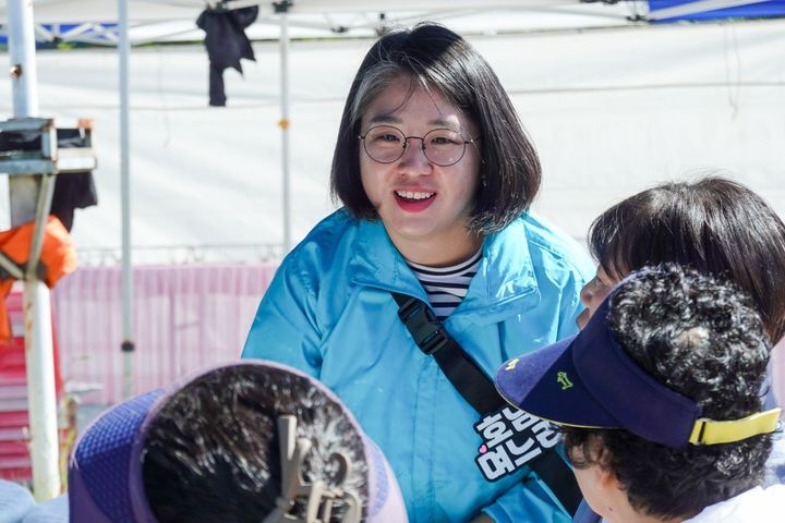 [광주=뉴시스] 송창헌 기자 = 용혜인 기본소득당 대표가 12일 전남의 전통시장을 돌며 소속 정당과 자당 지방선거 출마자들에 대한 지지를 호소하고 있다. (사진=기본소득당 제공) 2026.05.12 photo@newsis.com *재판매 및 DB 금지